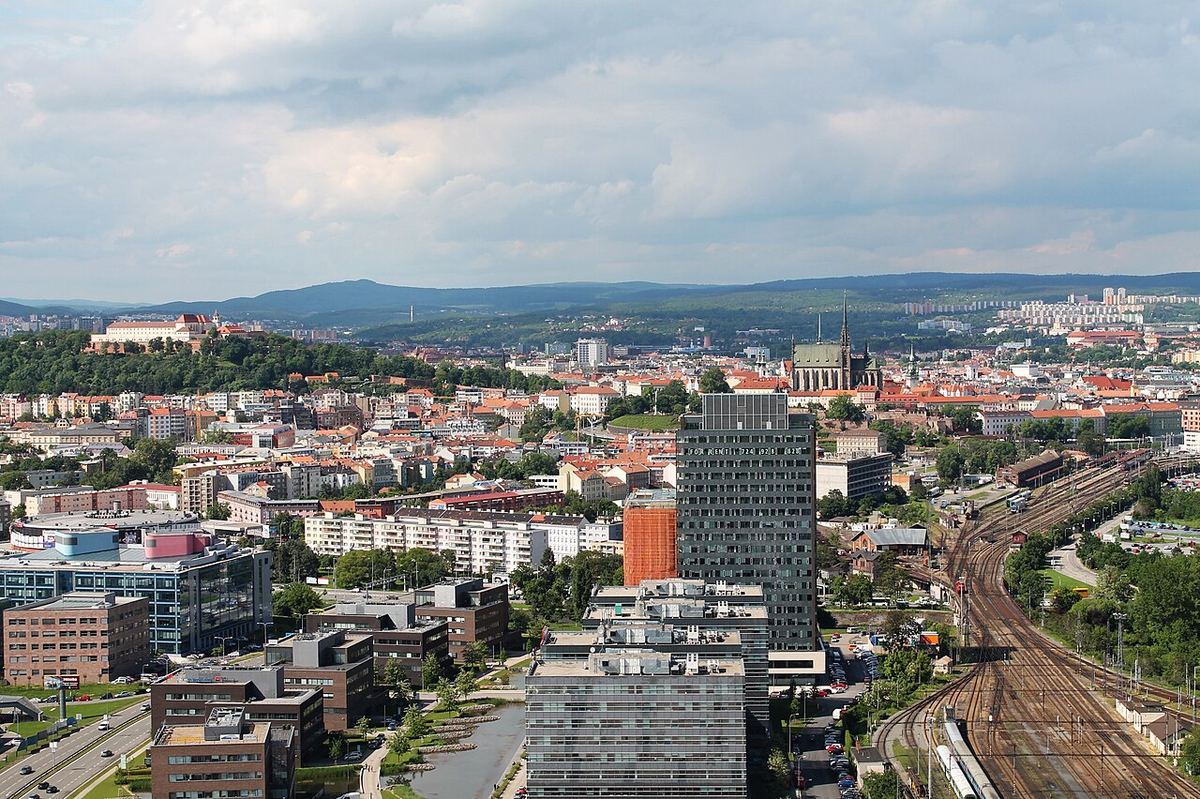 Panorama Brna s hradem Špilberk na kopci a střechami centra