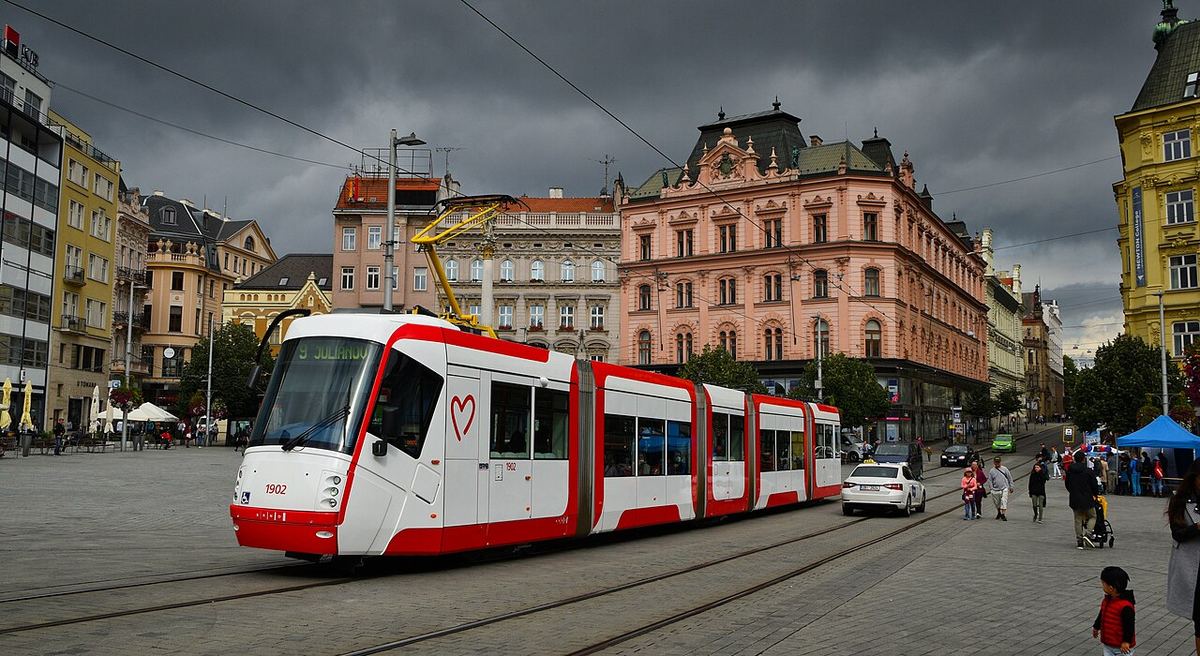 Nízkopodlažní tramvaj na náměstí v centru Brna